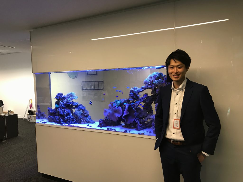水槽の近くに立つ学生