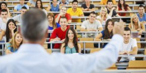 大学で授業を受けている学生